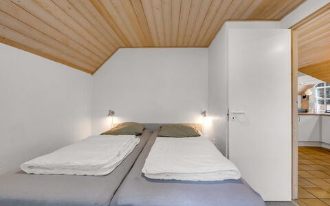 Dorris - 4.3Km from the Sea: Flooring, Interieur Ontwerp, Verdieping, Hout, Plafond, Kamer, Meubilair, Slaapkamer, Houten Vloer, Bed