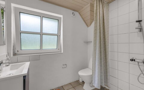 Dorris - 4.3Km from the Sea: Flooring, Muur, Loodgieterswerkinrichting, Verdieping, Hout, Plafond, Interieur Ontwerp, Badkamer, Wastafel, Kraan