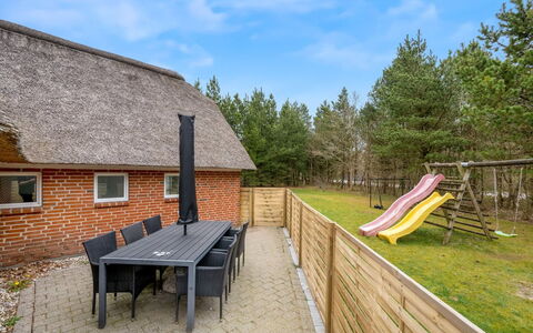 Dorris - 4.3Km from the Sea: Hout, Hardwood, Verblijf, Plank, Beits, Dek, Houten Vloer, Schaduw, Hek, Eco Hotel
