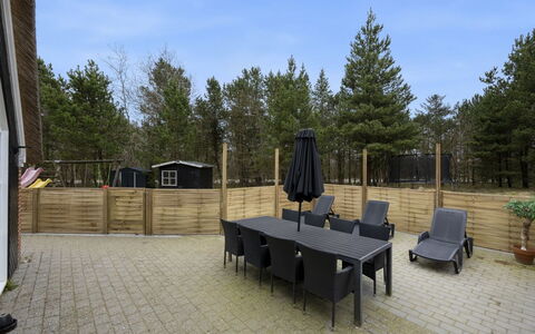 Dorris - 4.3Km from the Sea: Hout, Schaduw, Buitenmeubels, Buitentafel, Hardwood, Backyard, Dek, Werf, Beits, Stoel