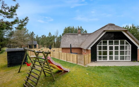 Dorris - 4.3Km from the Sea: Meubilair, Interieur Ontwerp, Flooring, Hout, Verdieping, Plafond, Houten Vloer, Stoel, Tafel, Verlichting