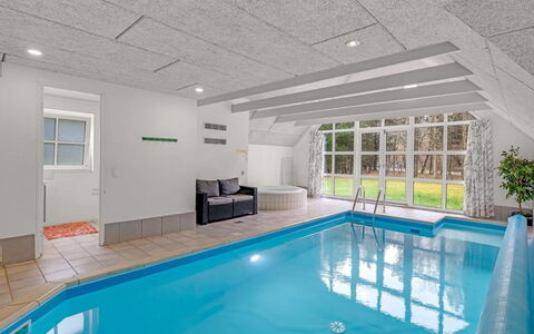 Dorris - 4.3Km from the Sea: Meubilair, Interieur Ontwerp, Flooring, Hout, Verdieping, Plafond, Houten Vloer, Stoel, Tafel, Verlichting
