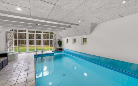Dorris - 4.3Km from the Sea: Meubilair, Interieur Ontwerp, Flooring, Hout, Verdieping, Plafond, Houten Vloer, Stoel, Tafel, Verlichting