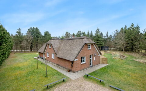 Dorris - 4.3Km from the Sea: Meubilair, Interieur Ontwerp, Flooring, Hout, Verdieping, Plafond, Houten Vloer, Stoel, Tafel, Verlichting