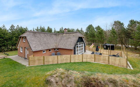 Dorris - 4.3Km from the Sea: Meubilair, Interieur Ontwerp, Flooring, Hout, Verdieping, Plafond, Houten Vloer, Stoel, Tafel, Verlichting