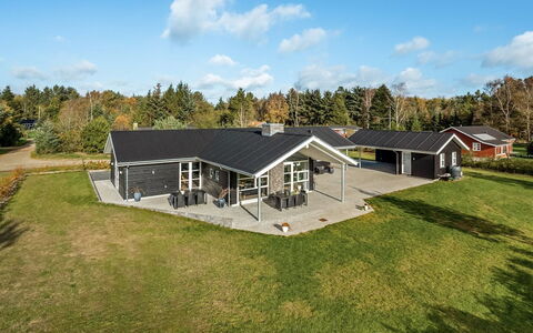 Geri - 700M from the Sea: Dak, Huis, Huis, Verblijf, Deur, Siding, Dek, Veranda, Plank, Hardwood