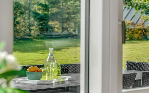 Geri - 700M from the Sea: Dak, Huis, Huis, Verblijf, Deur, Siding, Dek, Veranda, Plank, Hardwood