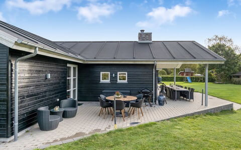 Geri - 700M from the Sea: Dak, Huis, Huis, Verblijf, Deur, Siding, Dek, Veranda, Plank, Hardwood
