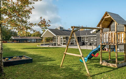Geri - 700M from the Sea: Dak, Huis, Huis, Verblijf, Deur, Siding, Dek, Veranda, Plank, Hardwood