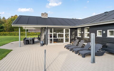 Geri - 700M from the Sea: Dak, Huis, Huis, Verblijf, Deur, Siding, Dek, Veranda, Plank, Hardwood