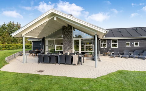 Geri - 700M from the Sea: Dak, Huis, Huis, Verblijf, Deur, Siding, Dek, Veranda, Plank, Hardwood