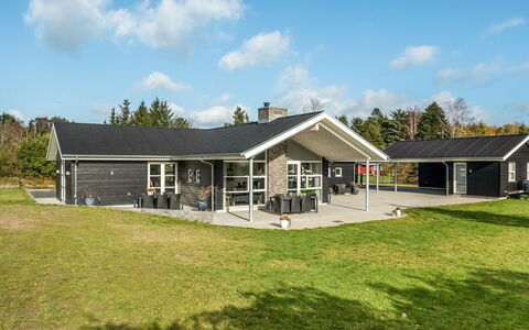 Geri - 700M from the Sea: Dak, Huis, Huis, Verblijf, Deur, Siding, Dek, Veranda, Plank, Hardwood