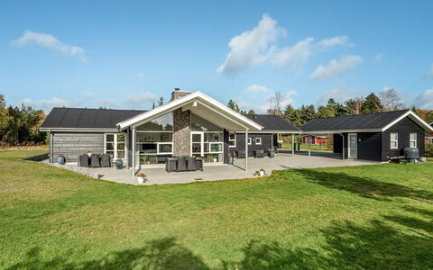 Geri - 700M from the Sea: Dak, Huis, Huis, Verblijf, Deur, Siding, Dek, Veranda, Plank, Hardwood