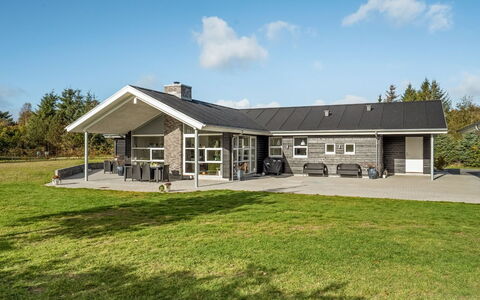Geri - 700M from the Sea: Dak, Huis, Huis, Verblijf, Deur, Siding, Dek, Veranda, Plank, Hardwood