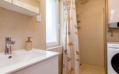 Honey: Lucht, Water, Eigendom, Stoel, Schaduw, Hout, Interieur Ontwerp, Zwemwater, Verdieping, Buitenmeubels