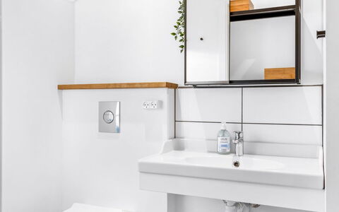 Eckhart - 30Km from the Sea: Muur, Loodgieterswerkinrichting, Interieur Ontwerp, Wastafel In De Badkamer, Badkamer, Wastafel, Flooring, Kraan, Loodgieter, Spiegel