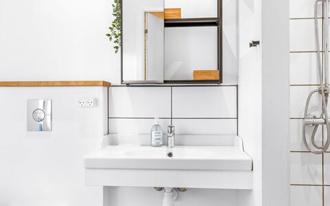 Eckhart - 30Km from the Sea: Loodgieterswerkinrichting, Badkamer, Interieur Ontwerp, Wastafel In De Badkamer, Flooring, Spiegel, Wastafel, Kraan, Loodgieter, Verdieping