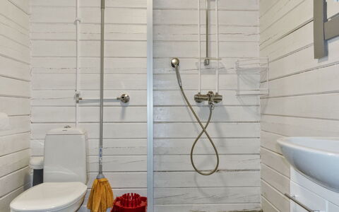 Riekko: Muur, Flooring, Loodgieterswerkinrichting, Badkamer, Wc Bril, Verdieping, Toilet, Interieur Ontwerp, Loodgieter, Tegel