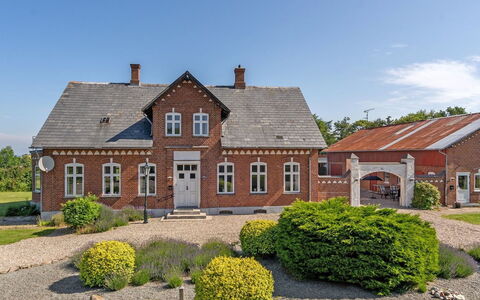 Dvonta - 170M from the Sea: Dak, Huis, Deur, Verblijf, Schaduw, Siding, Werf, Landgoed, Backyard