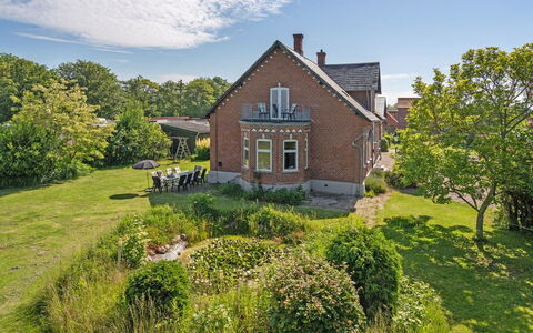 Dvonta - 170M from the Sea: Dak, Huis, Deur, Verblijf, Schaduw, Siding, Werf, Landgoed, Backyard