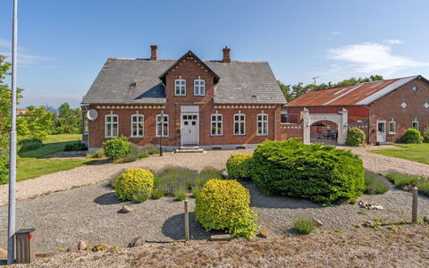 Dvonta - 170M from the Sea: Dak, Huis, Deur, Verblijf, Schaduw, Siding, Werf, Landgoed, Backyard