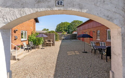 Dvonta - 170M from the Sea: Dak, Huis, Deur, Verblijf, Schaduw, Siding, Werf, Landgoed, Backyard
