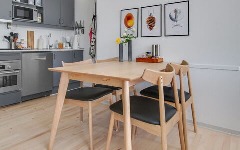 Jaakko - 100M from the Sea: Dak, Huis, Huis, Verblijf, Deur, Siding, Dek, Veranda, Plank, Hardwood