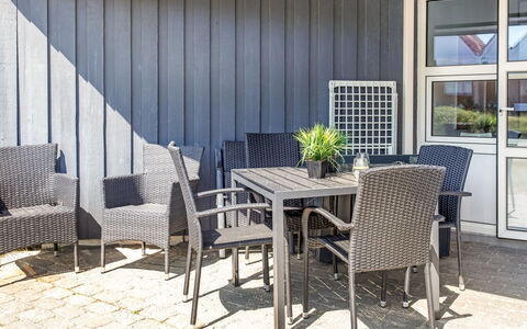 Milly - 100M from the Sea: Meubilair, Interieur Ontwerp, Flooring, Hout, Verdieping, Plafond, Houten Vloer, Stoel, Tafel, Verlichting