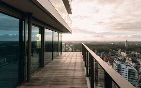 Sky Tower View with Parking: Lucht, Wolk, Gebouw, Eigendom, Hout, Schaduw, Zonlicht, Zwemwater, Verdieping, Horizon