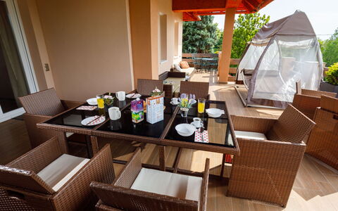 Zen: Tafel, Bankstel, Gebouw, Hout, Woonkamer, Flooring, Comfort, Verdieping, Slaapbank, Stoel