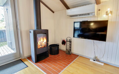 Igilfar - 700M from the Sea: Meubilair, Interieur Ontwerp, Flooring, Hout, Verdieping, Plafond, Houten Vloer, Stoel, Tafel, Verlichting
