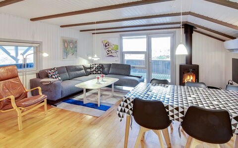 Igilfar - 700M from the Sea: Meubilair, Interieur Ontwerp, Flooring, Hout, Verdieping, Plafond, Houten Vloer, Stoel, Tafel, Verlichting