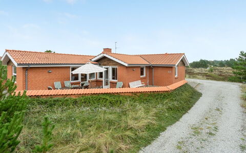 Lisemarie - 800M from the Sea: Hout, Dak, Architectuur, Huis, Huis, Verblijf, Siding, Hardwood, Helling, Landgoed