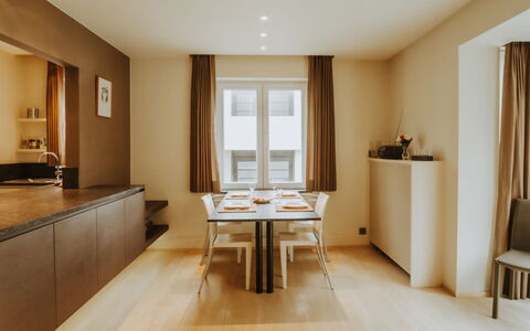 Goethe Close to the Beach: Tafel, Meubilair, Eigendom, Gebouw, Venster, Stoel, Fabriek, Hout, Gordijn, Interieur Ontwerp