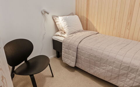 Rukan Kide a: Verdieping, Muur, Slaapkamer, Flooring, Hout, Bed, Meubilair, Laken, Interieur Ontwerp, Bedding