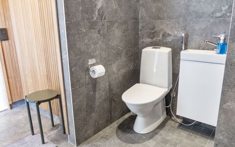 Rukan Kide a: Wc Bril, Flooring, Verdieping, Toilet, Loodgieterswerkinrichting, Badkamer, Interieur Ontwerp, Wastafel, Tegel, Loodgieter