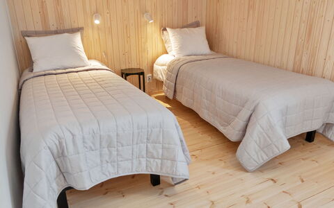 Rukan Kide a: Verdieping, Flooring, Hout, Houten Vloer, Interieur Ontwerp, Slaapkamer, Bed, Meubilair, Plafond, Kamer