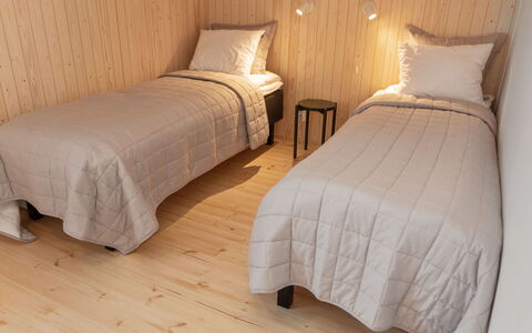 Rukan Kide a: Verdieping, Flooring, Muur, Hout, Slaapkamer, Interieur Ontwerp, Bed, Houten Vloer, Meubilair, Kamer