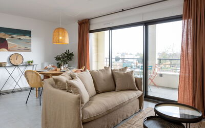 Dinard 219: Tafel, Meubilair, Water, Eigendom, Lucht, Gebouw, Wolk, Stoel, Buitentafel, Buitenmeubels