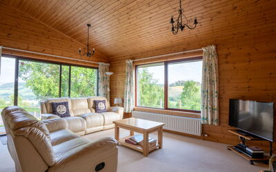 Achmony Byre 120.5: Eigendom, Bankstel, Venster, Fabriek, Woonkamer, Hout, Verlichting, Interieur Ontwerp, Gebouw, Verdieping