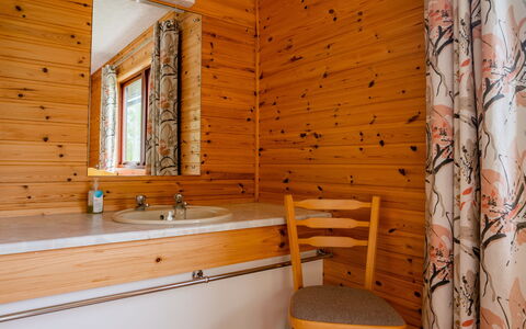 Drumnadrochit 121: Kraan, Venster, Loodgieterswerkinrichting, Gebouw, Wastafel, Hout, Interieur Ontwerp, Spiegel, Flooring, Badkamer