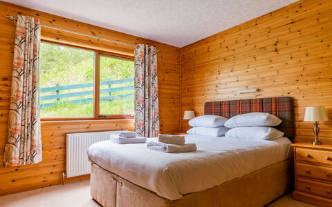 Drumnadrochit 121: Meubilair, Gebouw, Eigendom, Comfort, Hout, Textiel, Interieur Ontwerp, Bed Frame, Schaduw, Bed