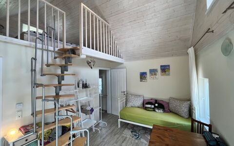 Tiny Lavender House: Eigendom, Hout, Interieur Ontwerp, Flooring, Verdieping, Muur, Bankstel, Comfort, Hardwood, Gebouw