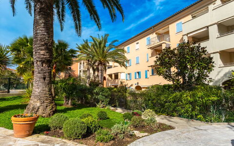 Saint-Tropez 540: Water, Lucht, Gebouw, Fabriek, Eigendom, Zwembad, Azure, Boom, Venster, Huis