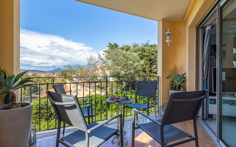 Le Clos Sainte Anne: Woongebied, Struik, Huis, Tuin, Huis, Land Lot, Dak, Schaduw, Gazon