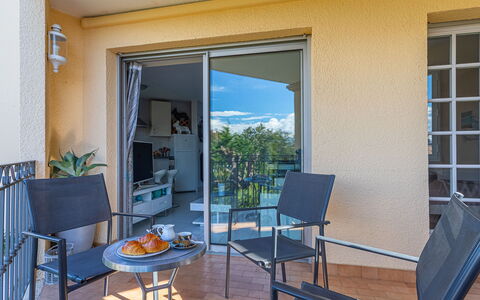 Le Clos Sainte Anne: Woongebied, Struik, Huis, Tuin, Huis, Land Lot, Dak, Schaduw, Gazon