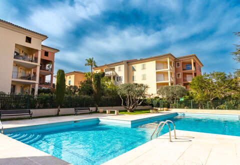 Saint-Tropez 540: Water, Lucht, Gebouw, Fabriek, Eigendom, Zwembad, Azure, Boom, Venster, Huis