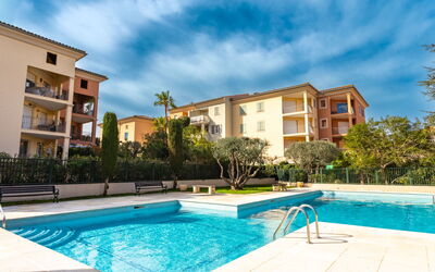 Saint-Tropez 540: Water, Lucht, Gebouw, Fabriek, Eigendom, Zwembad, Azure, Boom, Venster, Huis