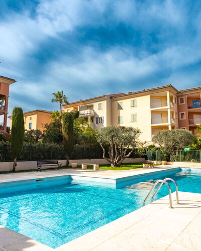 Saint-Tropez 540: Water, Lucht, Gebouw, Fabriek, Eigendom, Zwembad, Azure, Boom, Venster, Huis
