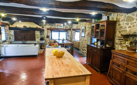 Casale Montanare: Meubilair, Tafel, Cabinetry, Hout, Countertop, Keuken, Interieur Ontwerp, Gebouw, Flooring, Verdieping